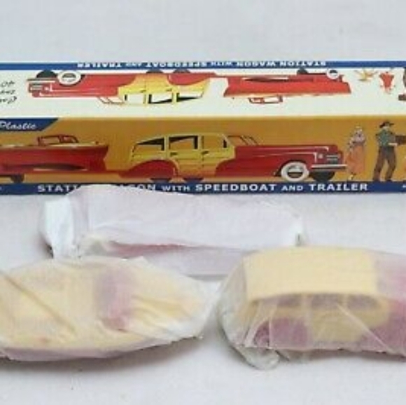 DIMESTORE DREAMS DELUXE PLASTIC 1:43 CONVERTIBLE WITH SPEEDBOAT & TRAILER nos - Picture 8 of 11